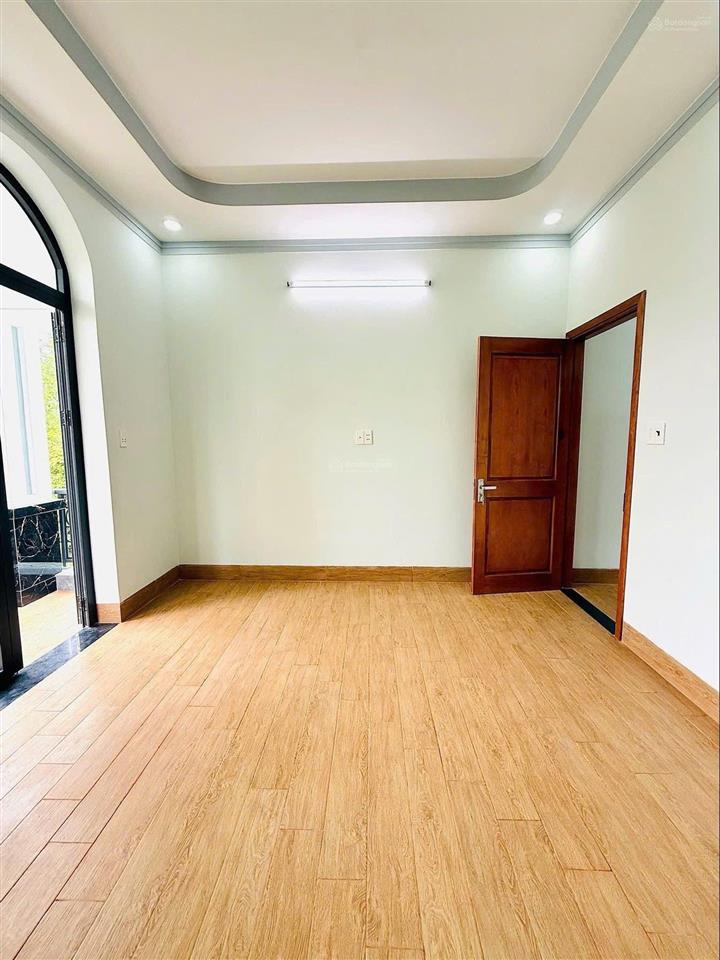 Chủ xây tâm huyết căn nhà 3 tầng full nội thất/ đường lò lu gần chợ, trường đại học/ giá ngộp 6,5tỷ