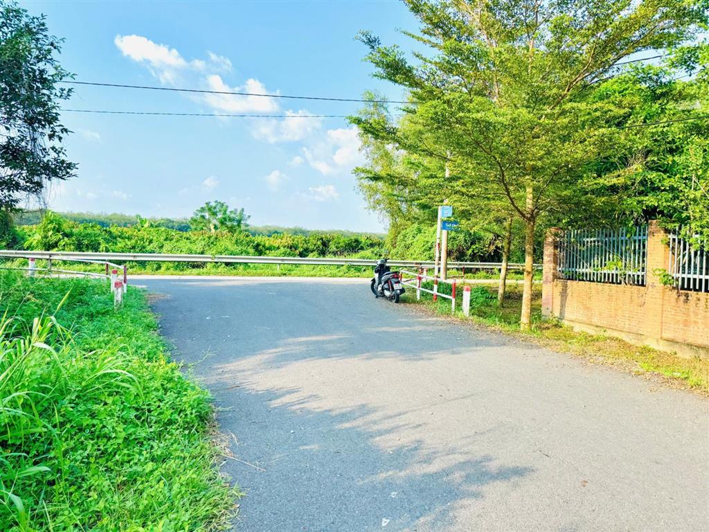 Chính chủ lỗ 6 tỷ bán gấp 1 hecta đất mặt tiền đường kênh có sẵn 2.000m thổ cư / giá ngộp 2,3 tr/m2