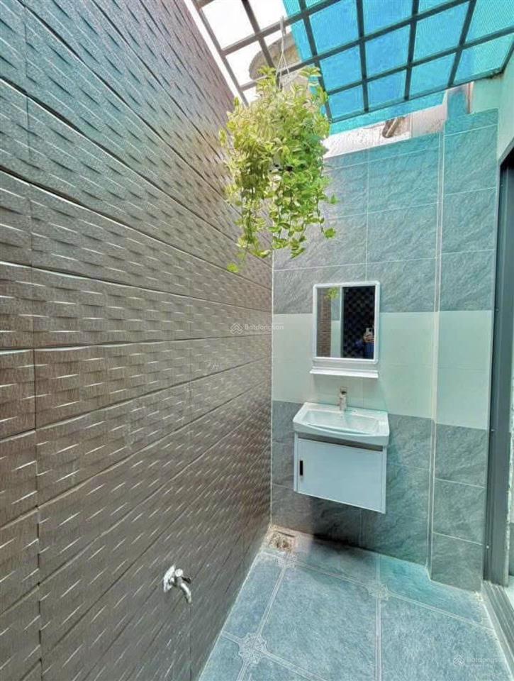 Cô chú chủ nhà nhờ bán giúp căn nhà ở quận 8 để về quê, tặng full nội thất như hình