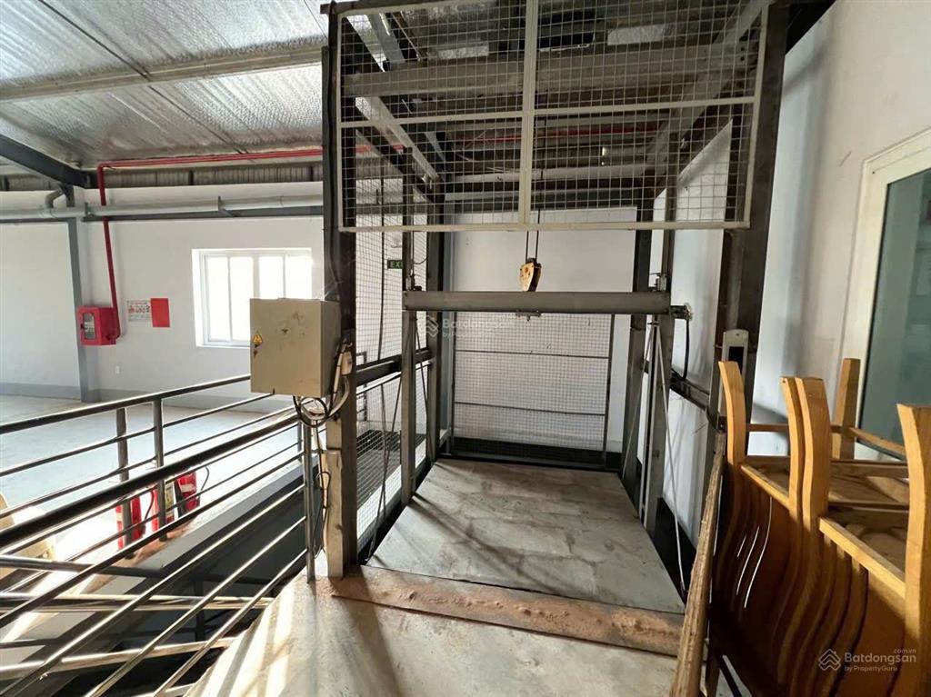 Kho xưởng bãi 1.100m2 có văn phòng và có pccc, mặt tiền đường võ văn kiệt, lộ container