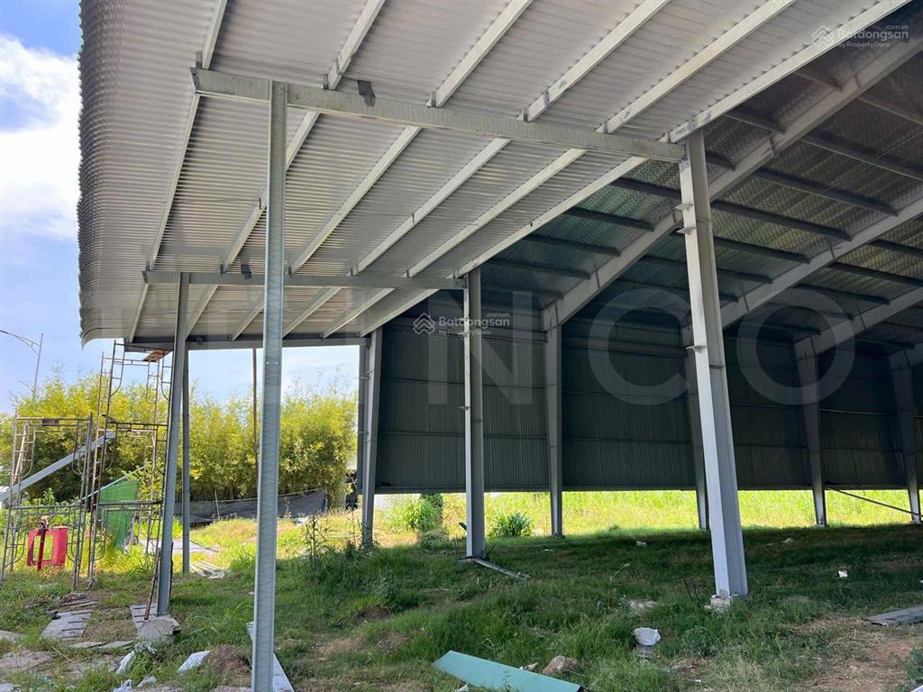 Kho xưởng 1.800 m² có pccc tự động và điện 3 pha, trong cụm kho đường quốc lộ 1a, lộ container