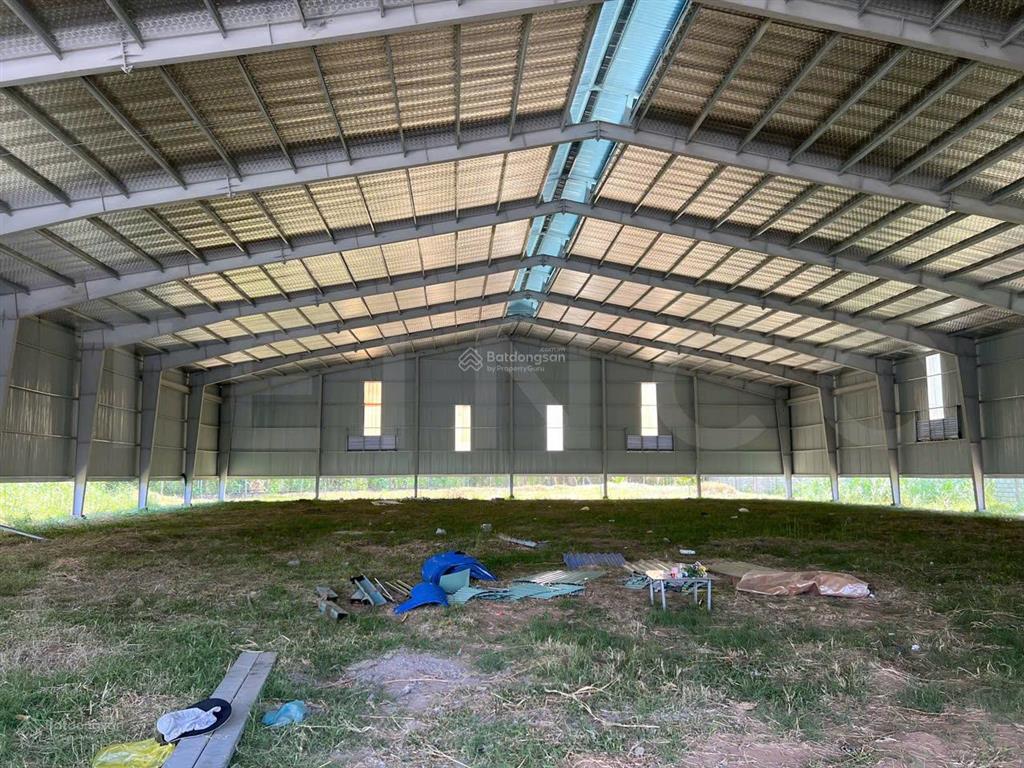 Kho xưởng 1.800 m² có pccc tự động và điện 3 pha, trong cụm kho đường quốc lộ 1a, lộ container