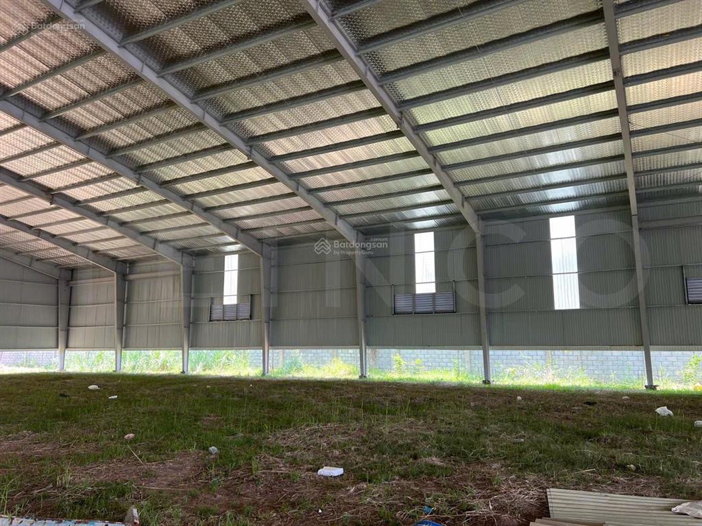 Kho xưởng 1.800 m² có pccc tự động và điện 3 pha, trong cụm kho đường quốc lộ 1a, lộ container
