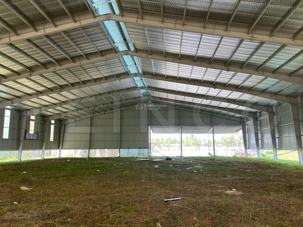 Kho xưởng 1.800 m² có pccc tự động và điện 3 pha, trong cụm kho đường quốc lộ 1a, lộ container