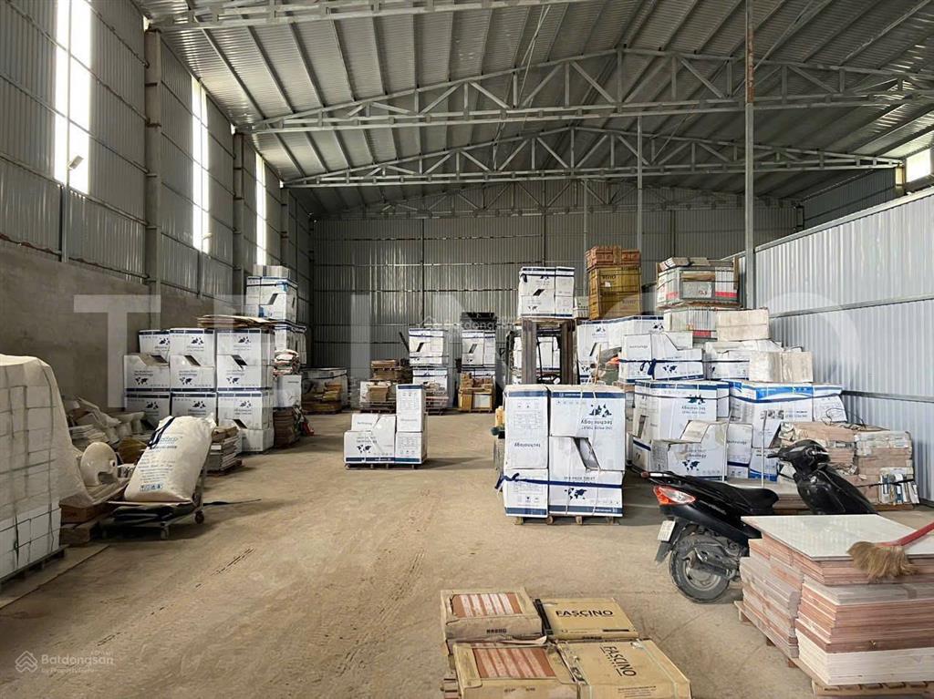 Kho xưởng 830 m² có điện 3 pha, trong cụm kho đường quốc lộ 1a, lộ container