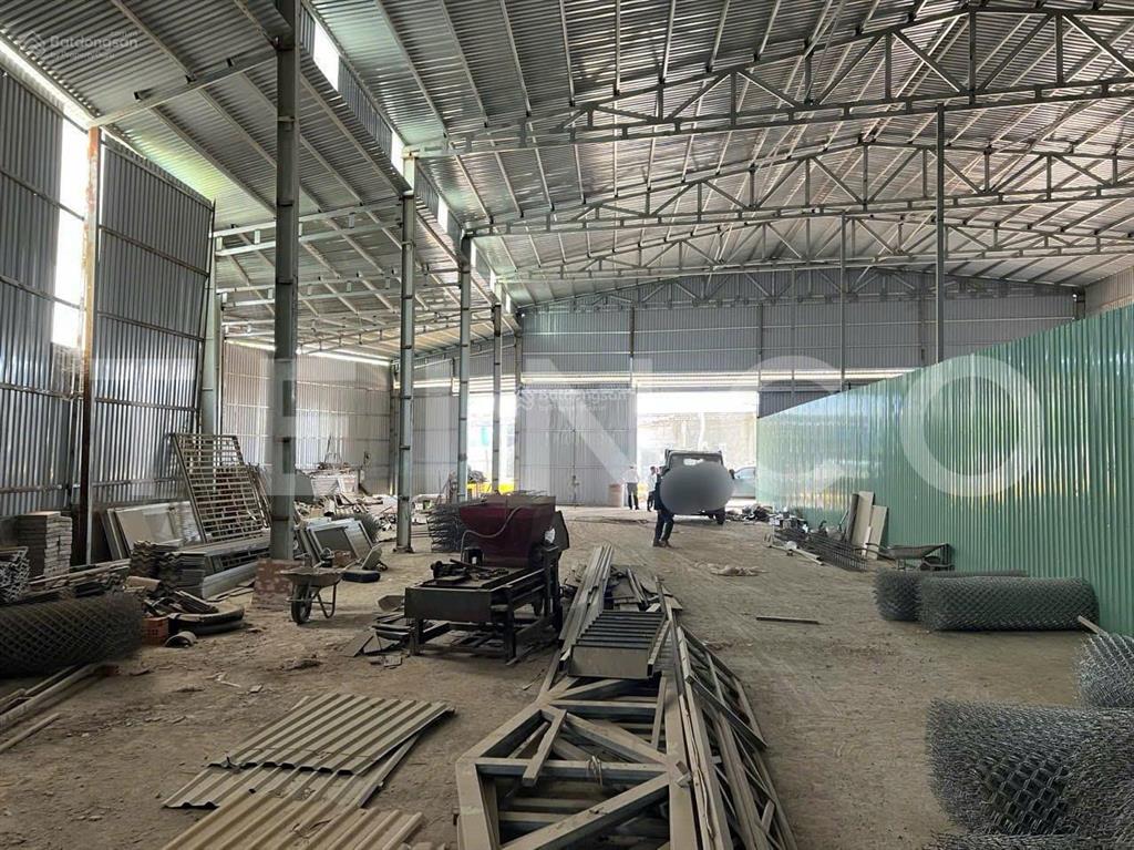 Kho xưởng 830 m² có điện 3 pha, trong cụm kho đường quốc lộ 1a, lộ container