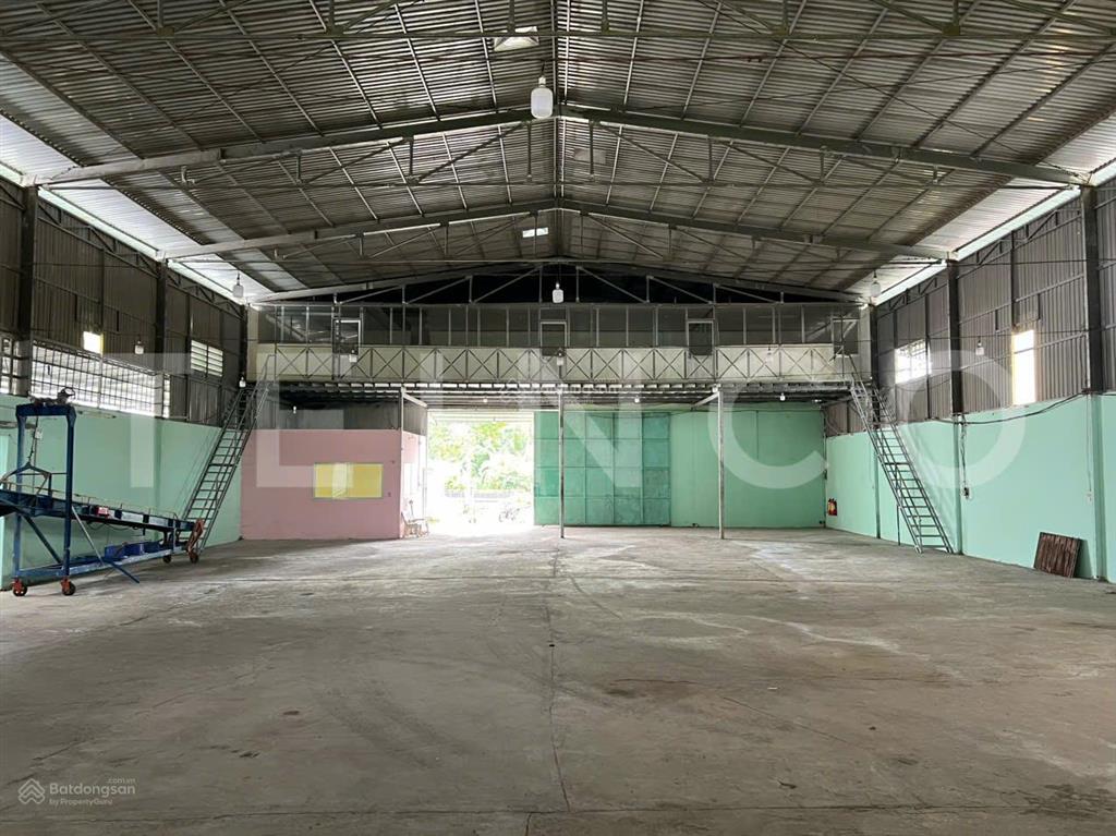 Kho xưởng bãi 1.100 m² kho xây dựng 650 m² đất chuyên dùng, có điện 3 pha, đường quốc lộ 1a