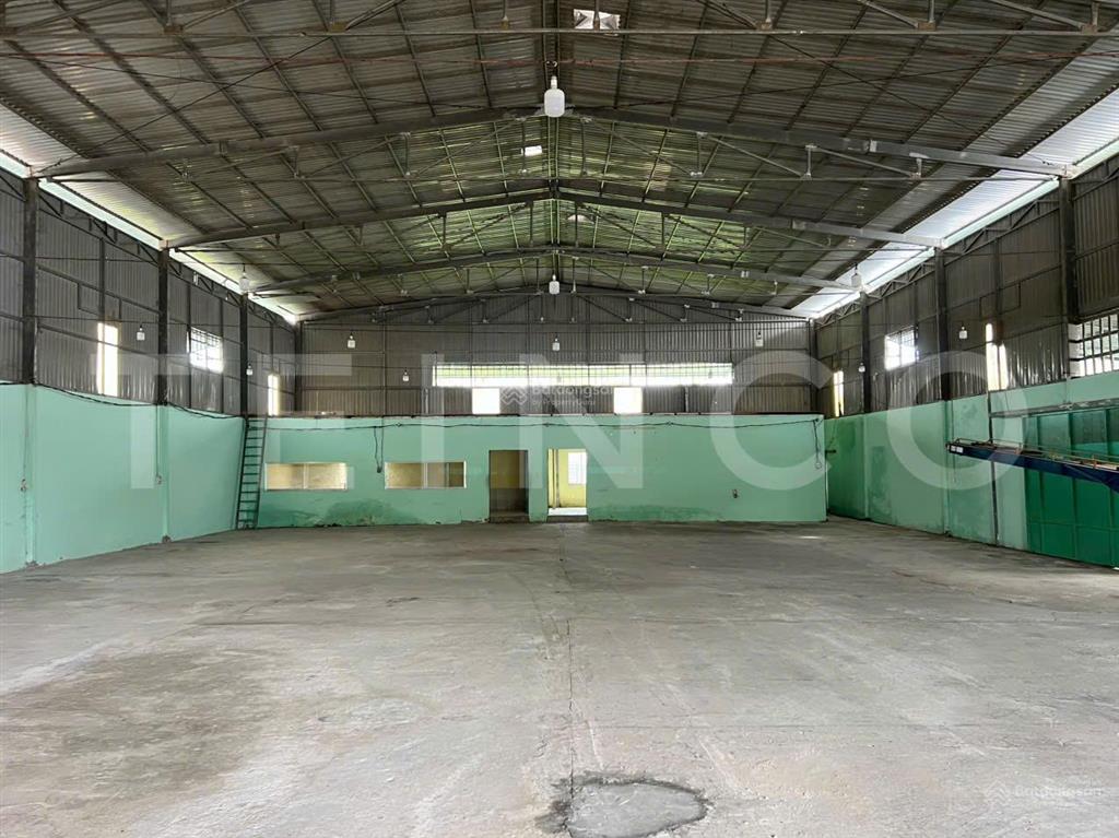 Kho xưởng bãi 1.100 m² kho xây dựng 650 m² đất chuyên dùng, có điện 3 pha, đường quốc lộ 1a