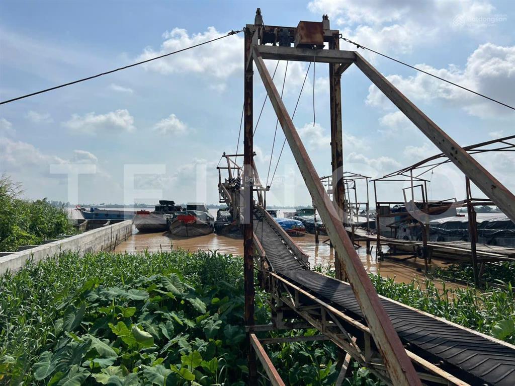 Kho xưởng và văn phòng 9.000 m² có pccc và trạm điện, đường lộ container và mặt tiền sau giáp sông