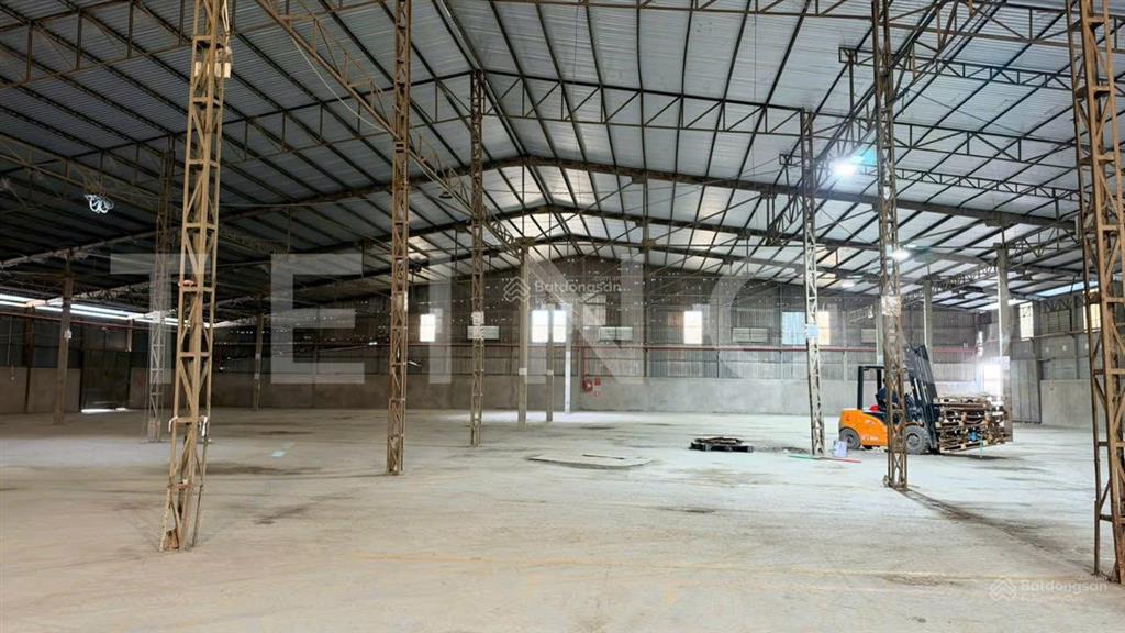 Kho xưởng và văn phòng 9.000 m² có pccc và trạm điện, đường lộ container và mặt tiền sau giáp sông