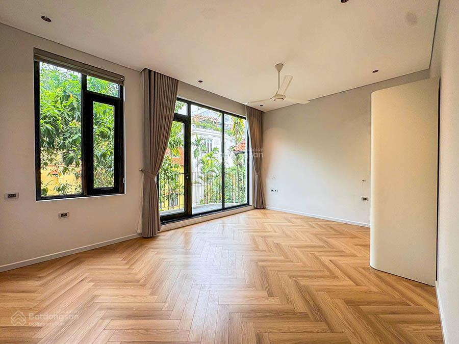 Cho thuê nhà 5 phòng ngủ rộng, có sân vườn, bể bơi tại tây hồ
