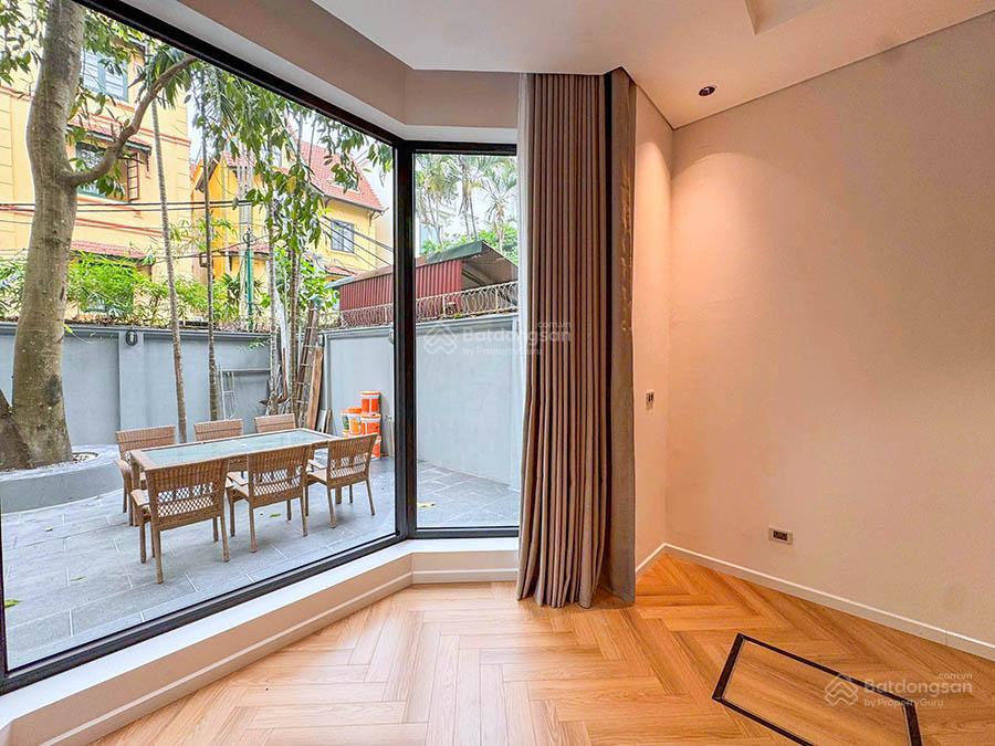 Cho thuê nhà 5 phòng ngủ rộng, có sân vườn, bể bơi tại tây hồ