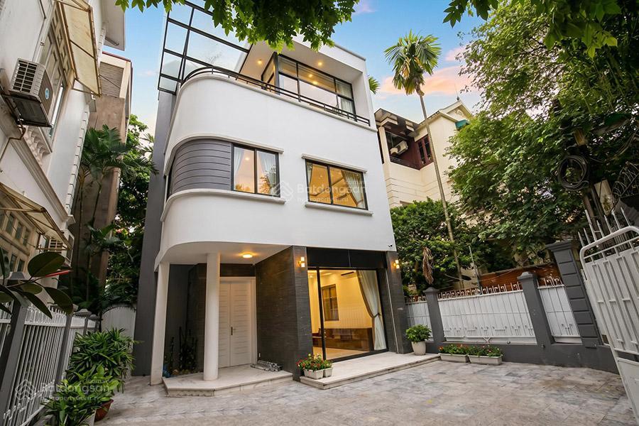 Cho thuê nhà 3 tầng, 3 phòng ngủ, diện tích đất 200m² ở tây hồ