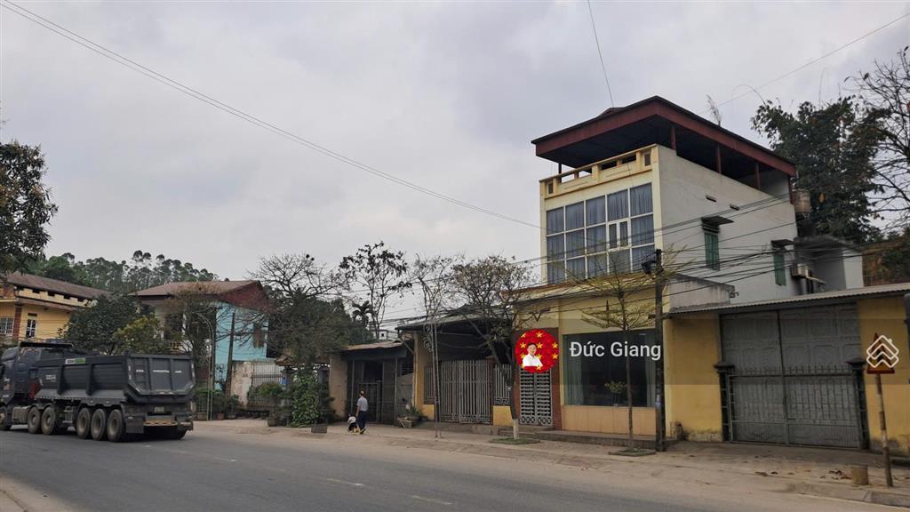 Bán nhà tháng 4 giá 10,86 tỷ 2 tầng 300m2 tc, 3900m² cln mặt đường 18,6m ql70 thị trấn yên bình