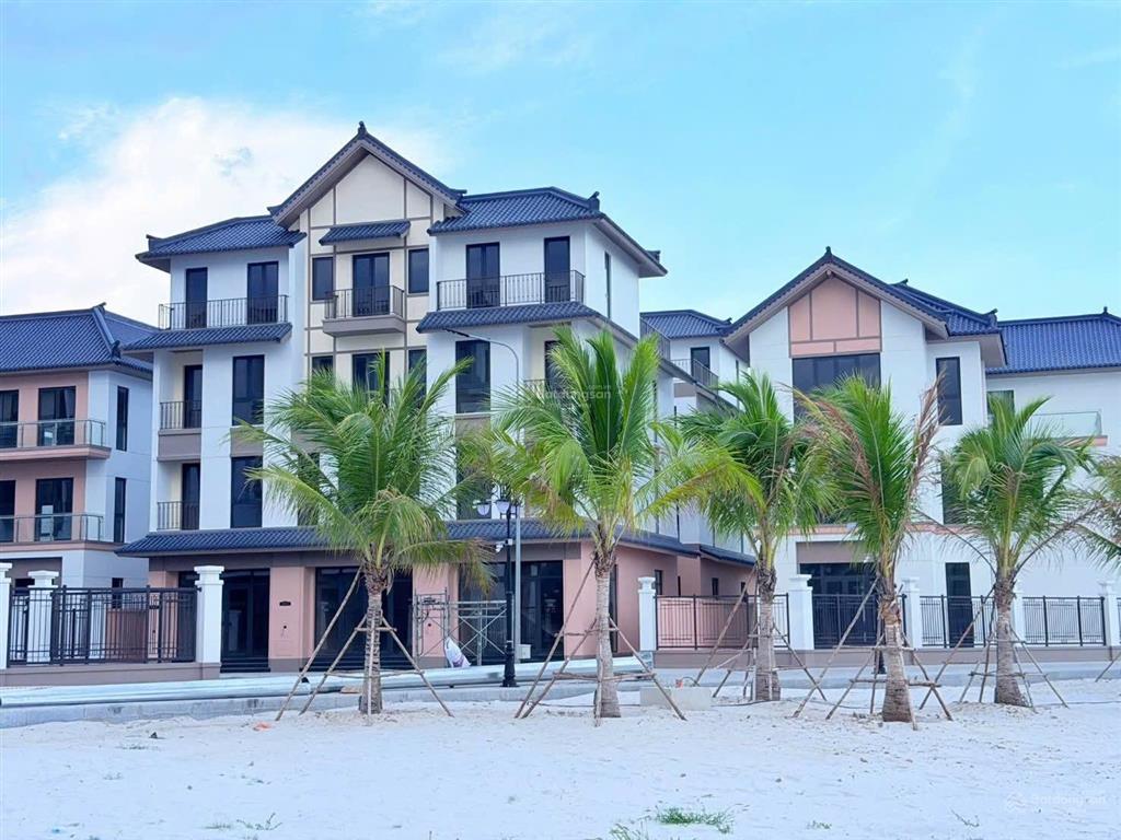Căn xẻ khe 3 mặt thoáng cách bãi tắm riêng tư 20 bước chân  đặc biệt sổ hồng lâu dài