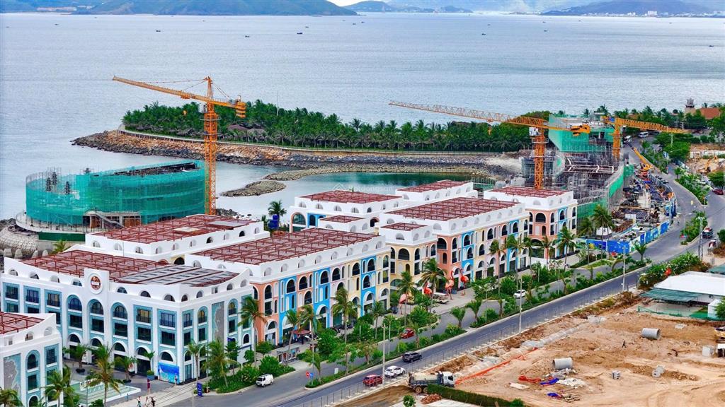 Giá cực sốc  shophouse đối diện quảng trường và cách biển 30m giá chỉ 10 tỷ