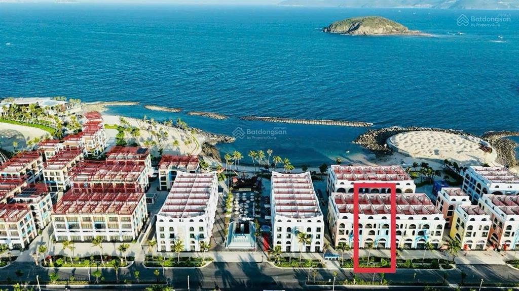 Giá cực sốc  shophouse đối diện quảng trường và cách biển 30m giá chỉ 10 tỷ