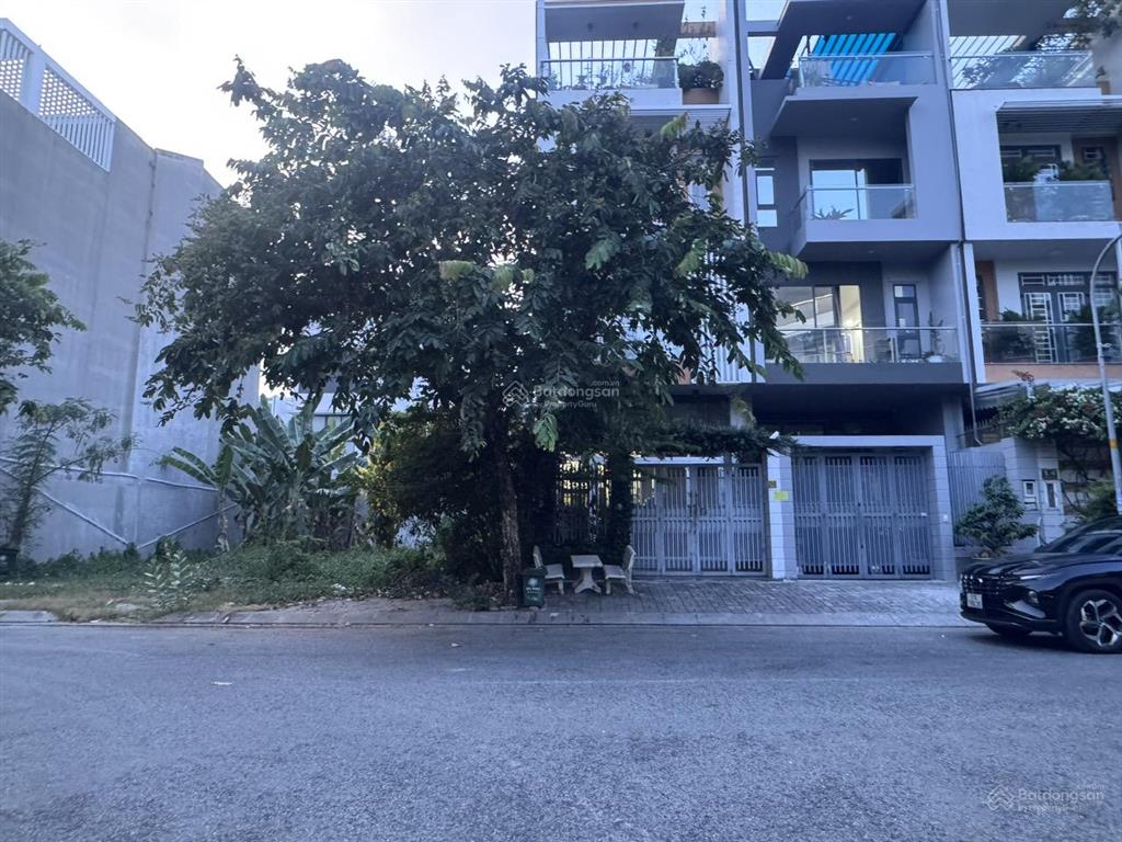 Bán gấp lô đất đẹp đối diện công viên