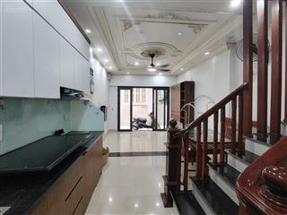 Bán nhà thi sĩ  phố hồng tiến  5 tầng  dân xây  ngõ thông  ô tô 20m  3pn  nhỉnh 8 tỷ