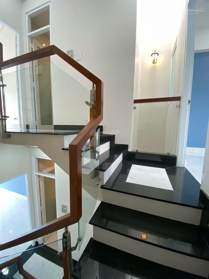 Nhà hẻm 8m. dt 4m x 18m nở hậu 5.3m đúc 4 tầng đường tân hóa giáp quận 11. giá nhỉnh 8 tỷ