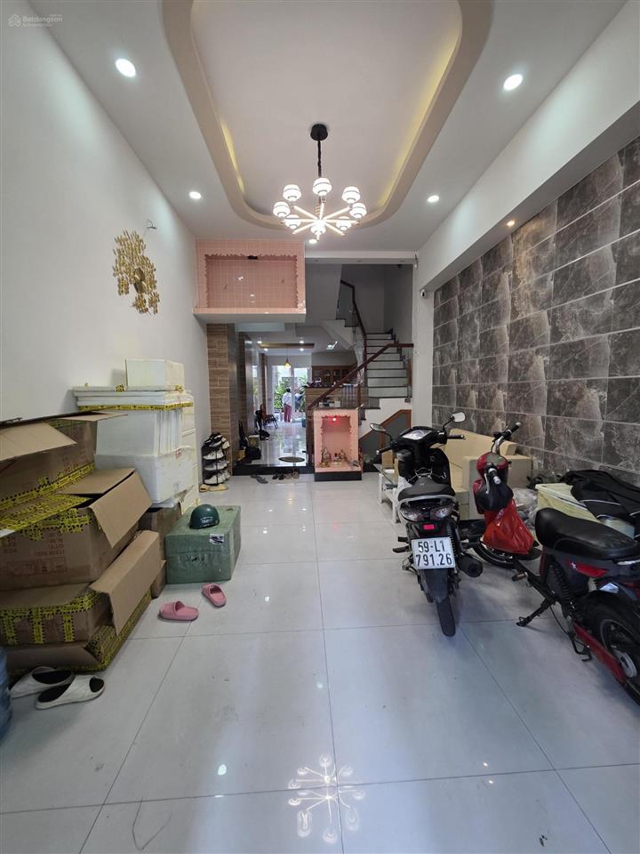 Nhà hẻm 8m. dt 4m x 18m nở hậu 5.3m đúc 4 tầng đường tân hóa giáp quận 11. giá nhỉnh 8 tỷ