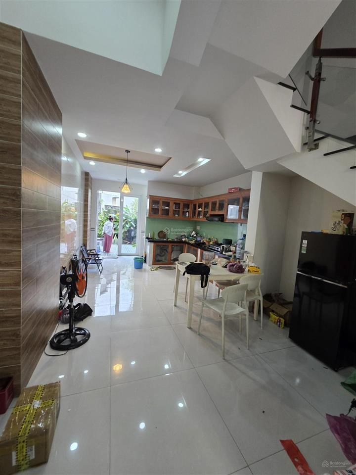 Nhà hẻm 8m. dt 4m x 18m nở hậu 5.3m đúc 4 tầng đường tân hóa giáp quận 11. giá nhỉnh 8 tỷ