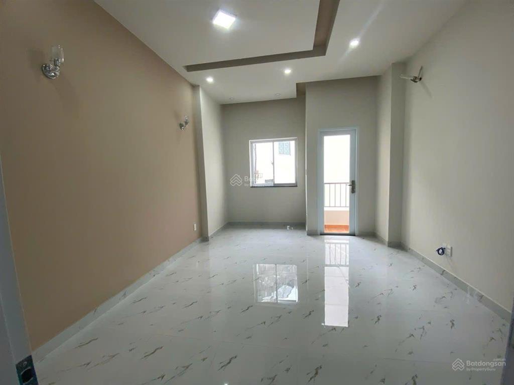 Nhà hẻm 8m. dt 4m x 18m nở hậu 5.3m đúc 4 tầng đường tân hóa giáp quận 11. giá nhỉnh 8 tỷ