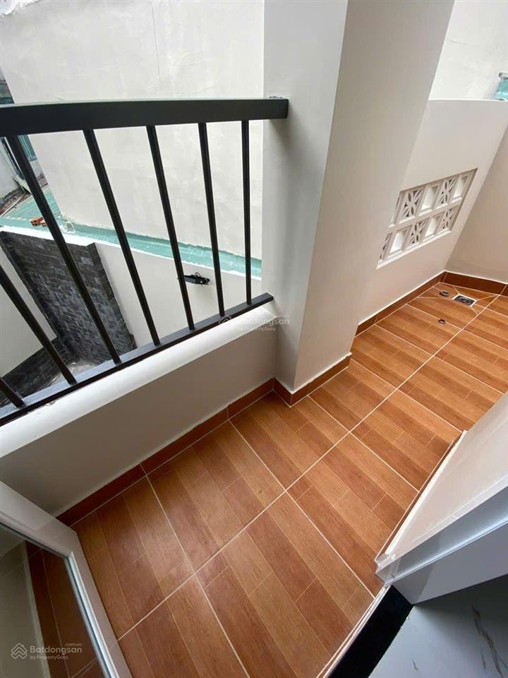 Nhà hẻm 8m. dt 4m x 18m nở hậu 5.3m đúc 4 tầng đường tân hóa giáp quận 11. giá nhỉnh 8 tỷ