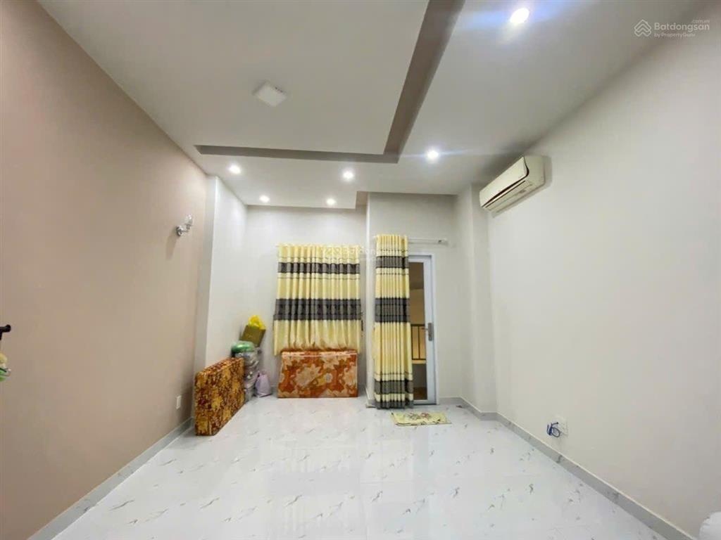 Nhà hẻm 8m. dt 4m x 18m nở hậu 5.3m đúc 4 tầng đường tân hóa giáp quận 11. giá nhỉnh 8 tỷ