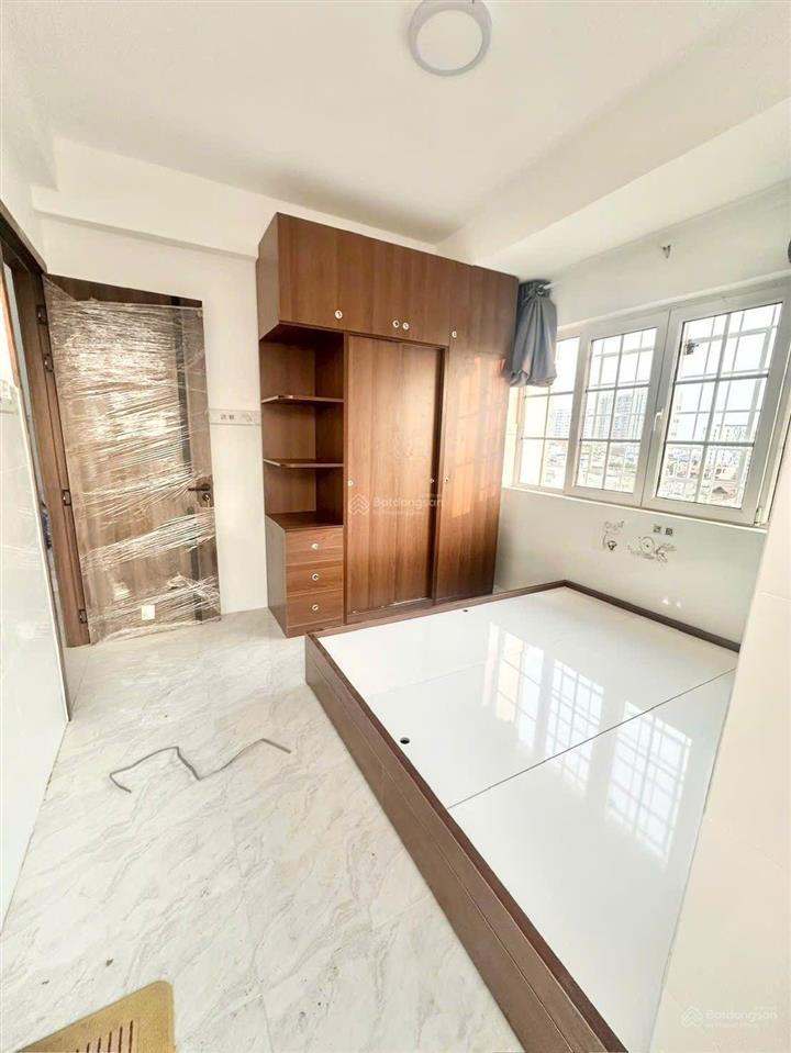 Bán chung cư bình phú 1 căn góc. dt 68m2 có 2pn lầu 1. có sổ hồng riêng