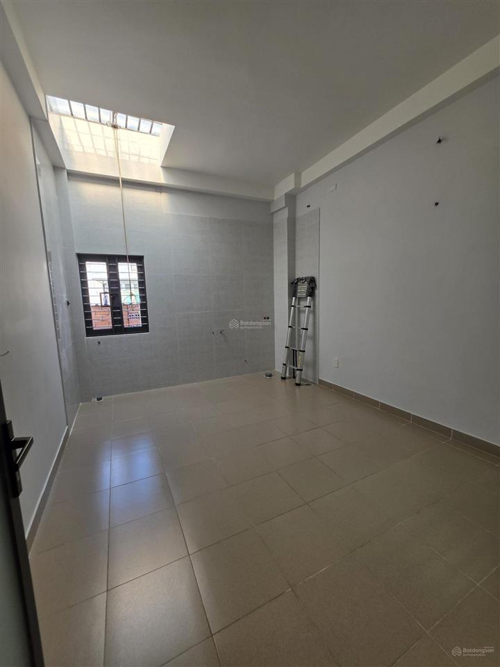 Nhà 3.7m x 12m đúc 3 lầu hẻm xe hơi khu nhà thờ hầm giáp lữ gia
