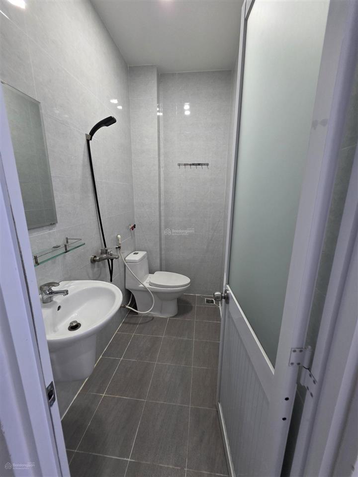 Nhà 3.7m x 12m đúc 3 lầu hẻm xe hơi khu nhà thờ hầm giáp lữ gia