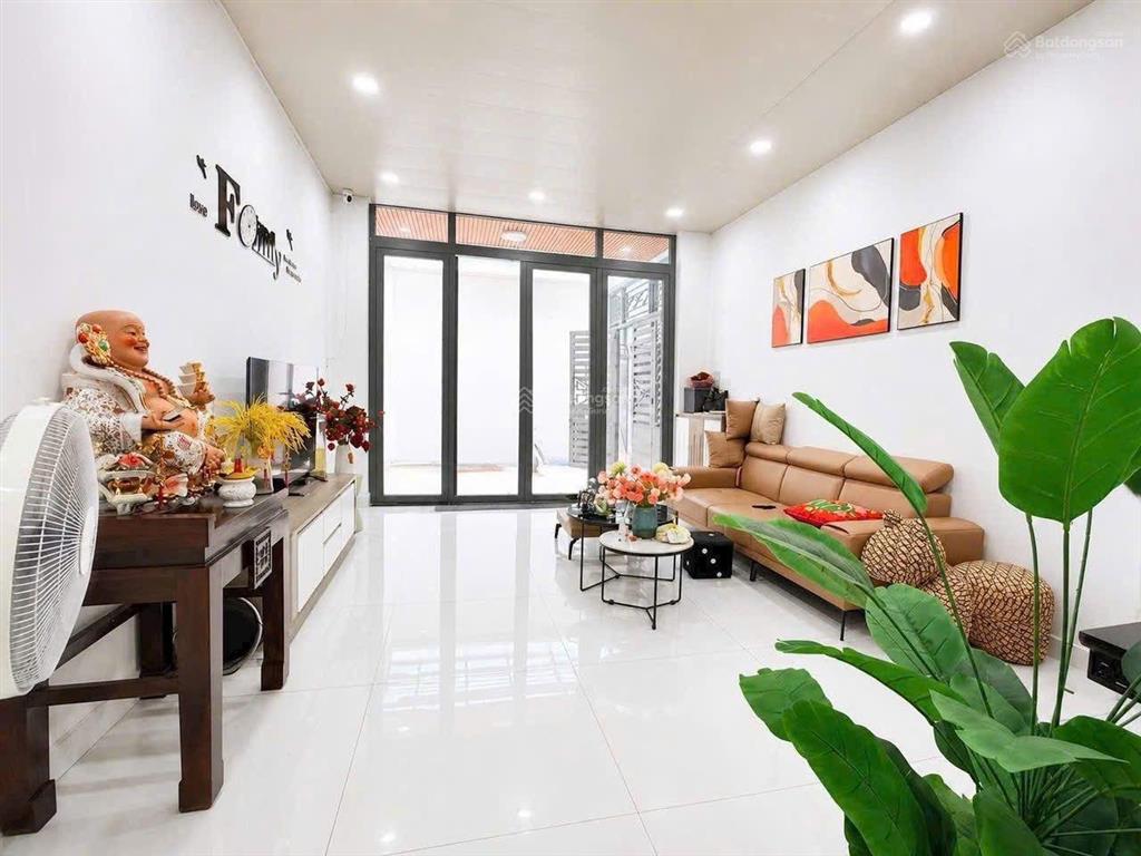 Nhà 4m x 20m trệt lầu sát mặt tiền đường trịnh đình trọng