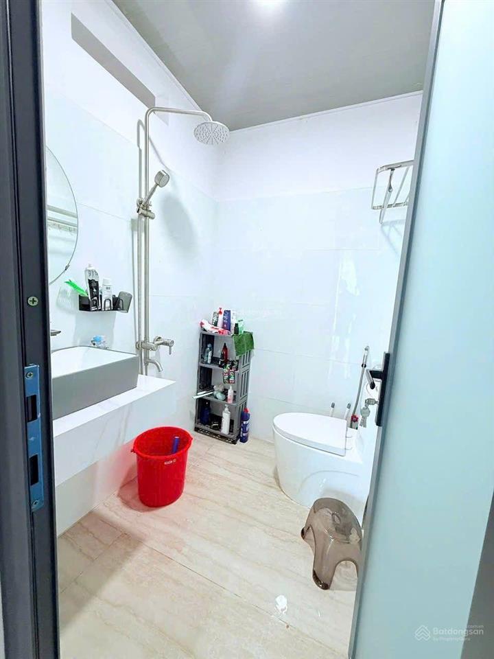 Nhà 4m x 20m trệt lầu sát mặt tiền đường trịnh đình trọng