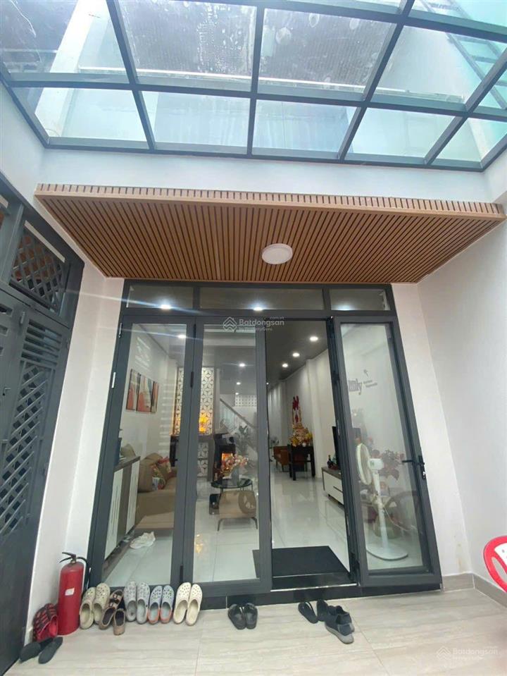 Nhà 4m x 20m trệt lầu sát mặt tiền đường trịnh đình trọng