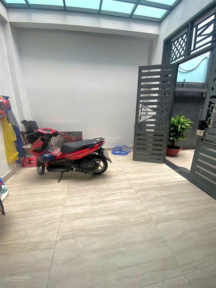 Nhà 4m x 20m trệt lầu sát mặt tiền đường trịnh đình trọng
