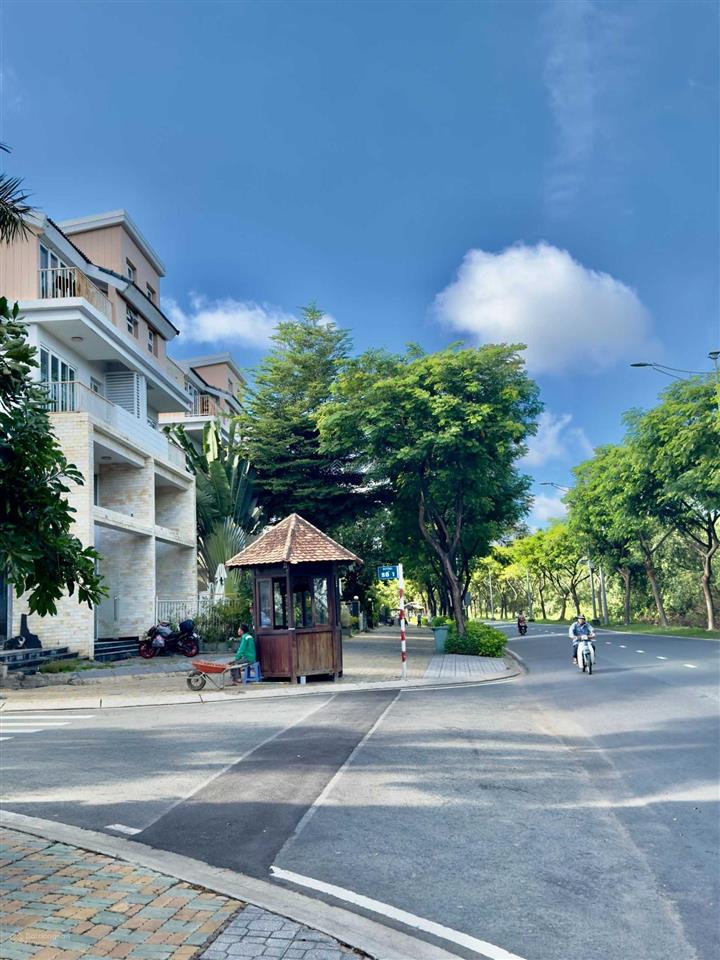 Tôi cho thuê bt dragon parc, dt 8x21m, mặt tiền đường nguyễn hữu thọ, giá 25 tr/th,  0909 904 ***