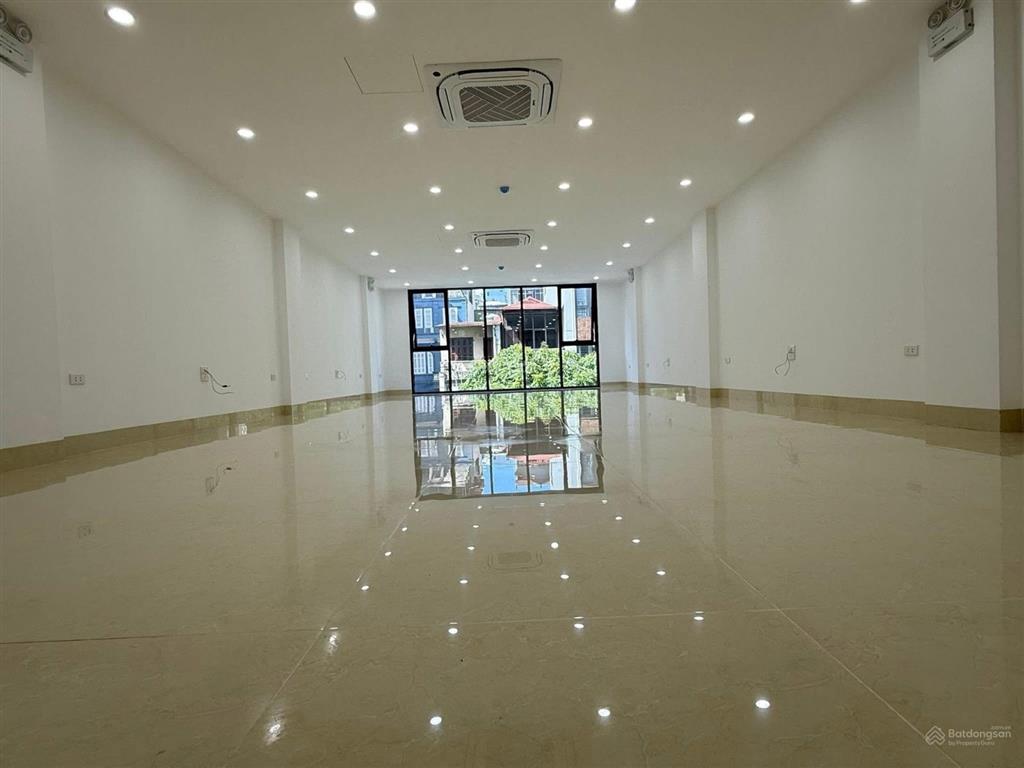 Toà văn phòng cầu giấy 100m, 8 tầng, thang máy, ô tô tránh, đỗ gần phố.