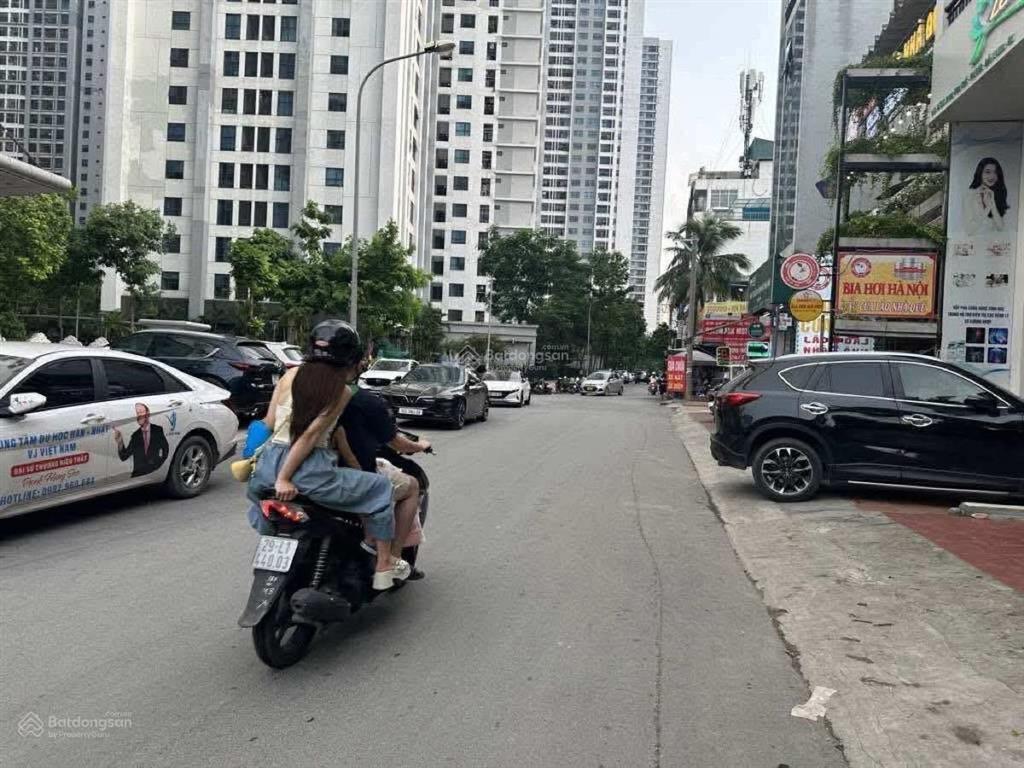 Toà văn phòng cầu giấy 100m, 8 tầng, thang máy, ô tô tránh, đỗ gần phố.