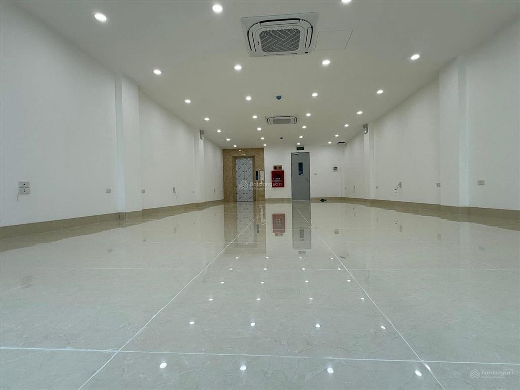 Toà văn phòng cầu giấy 100m, 8 tầng, thang máy, ô tô tránh, đỗ gần phố.