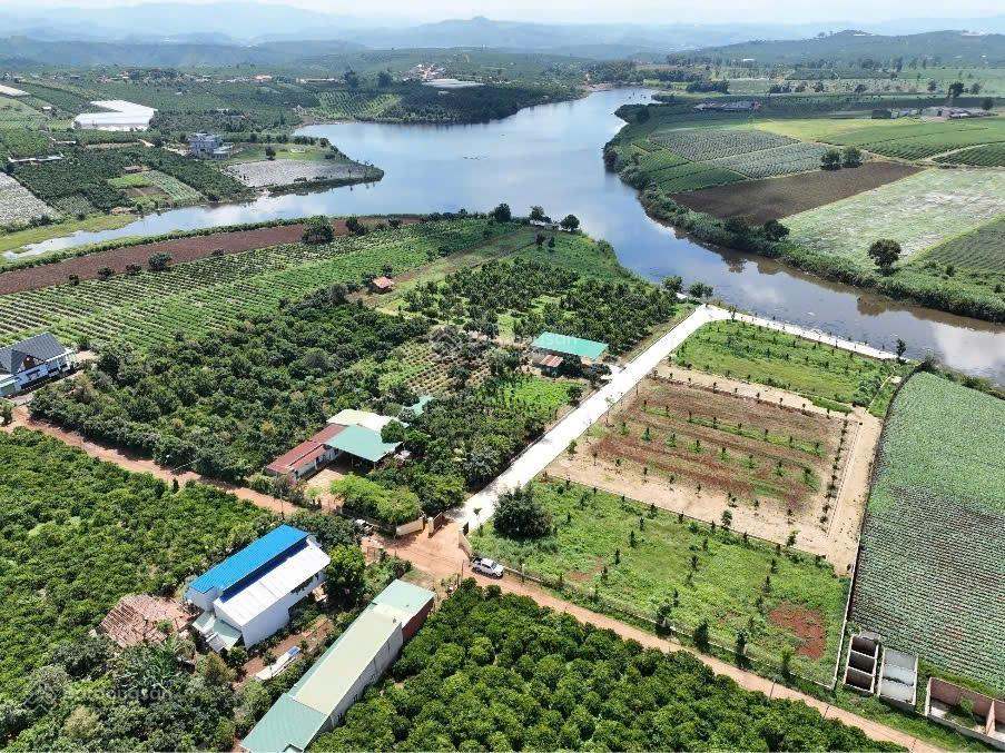 Bán lô đất nền 380m2 có 288m2 đất ở, 2 mặt đường, view hồ, trong cụm dân cư khép kín, giá 1,5 tỷ