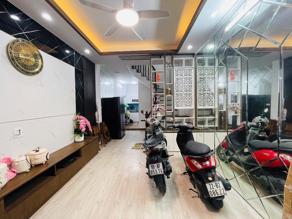 Bán nhà 5 tầng phường cổ nhuế 6,7 tỷ gia đình đang ở.
