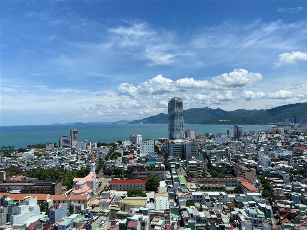 Chuyển nhượng 86m2  3pn, 2wc  view biển full nội thất  sổ sẵn lâu dài  vay bidv