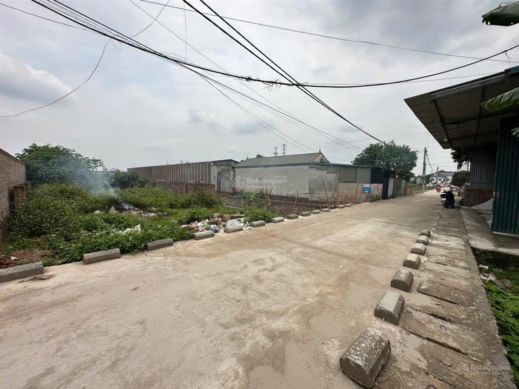 Cần cho thuê mặt bằng làm kho bãi s=500m2. giá 10 nghìn/m2.   0988 825 *** * 0762 222 ***