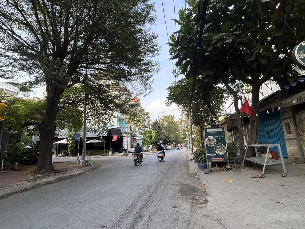 Bán lô đất hai mặt tiền trục chính đường d3 & d9  dt 5x27m  kế bên khu đô thị global city