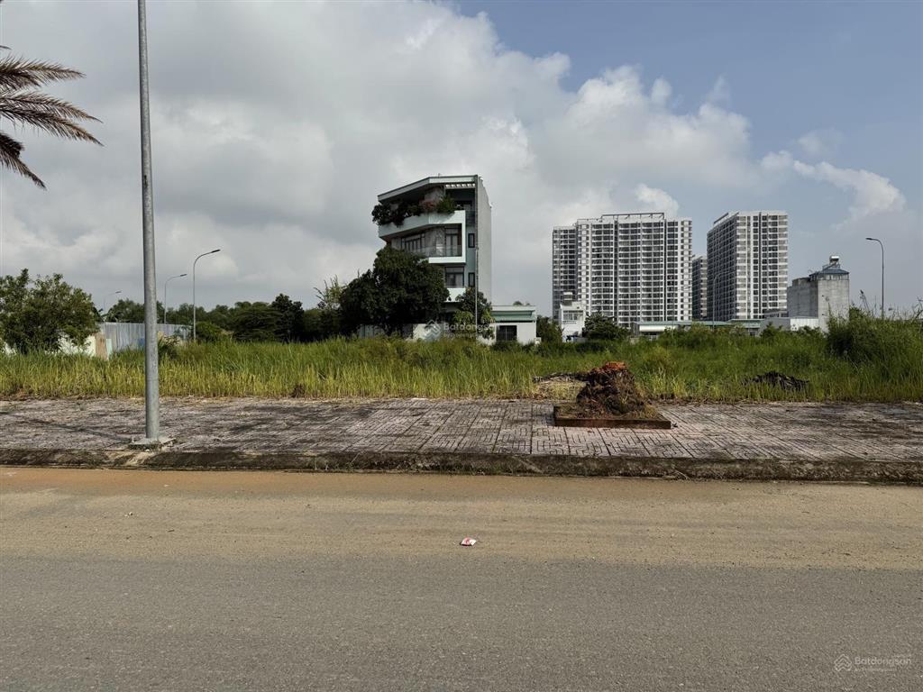 Chính chủ gửi bán nền centana đpt q9 84.3m2 giá 5.2tỷ đường thông, sạch sẽ, sổ đỏ sẵn 0908 005 ***