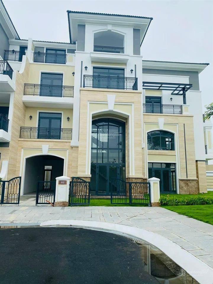 Biệt thự verosa park 2 mặt tiền. dt 300m2. đất vuông vức. sân vườn rộng. sổ hồng riêng. giá 38 tỷ