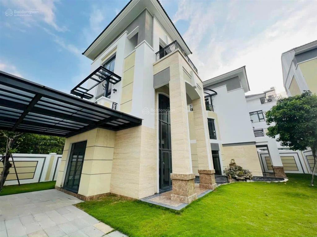 Biệt thự verosa park 2 mặt tiền. dt 300m2. đất vuông vức. sân vườn rộng. sổ hồng riêng. giá 38 tỷ