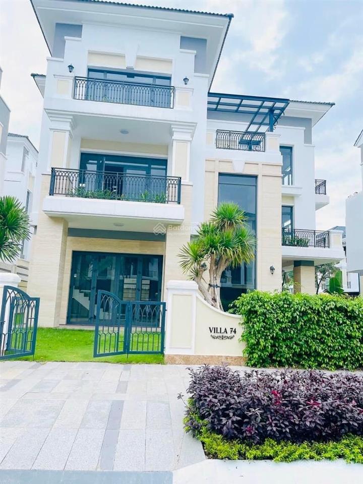 Biệt thự verosa park 2 mặt tiền. dt 300m2. đất vuông vức. sân vườn rộng. sổ hồng riêng. giá 38 tỷ