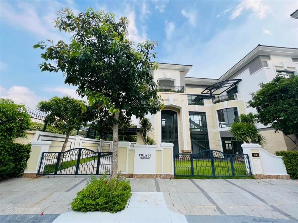 Biệt thự verosa park 2 mặt tiền. dt 300m2. đất vuông vức. sân vườn rộng. sổ hồng riêng. giá 38 tỷ